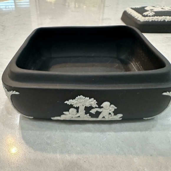 WEDGWOOD Black and White Jasperware Trinket Box with Classical Cameos Circa 1960 - Picture 3 of 9